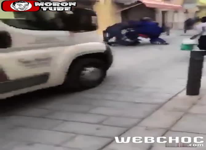 Video :Two guys who have recently perpetrated a heist are neutralized by onlookers